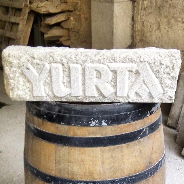 Granito grabado placa Yurta